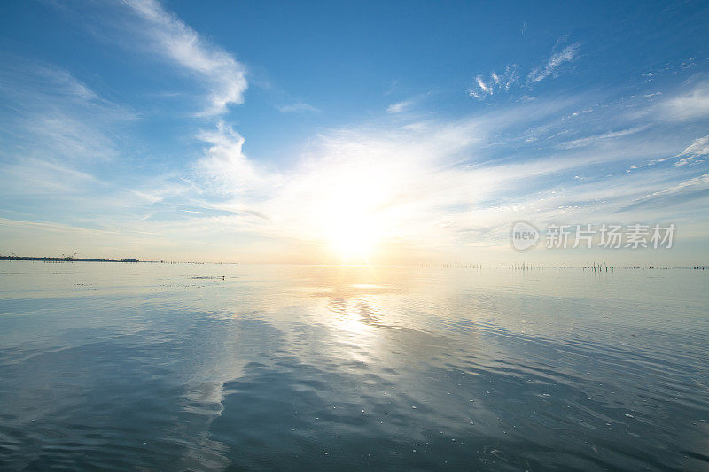 宽镜头美丽的风景日落热带海滩海在泰国南部亚洲