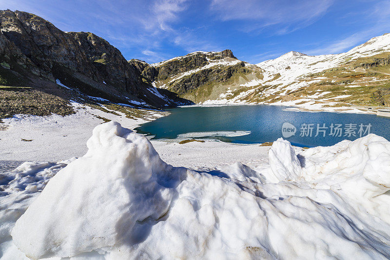 融化的阿格内尔湖之间的高山景观-格兰帕拉迪索，意大利