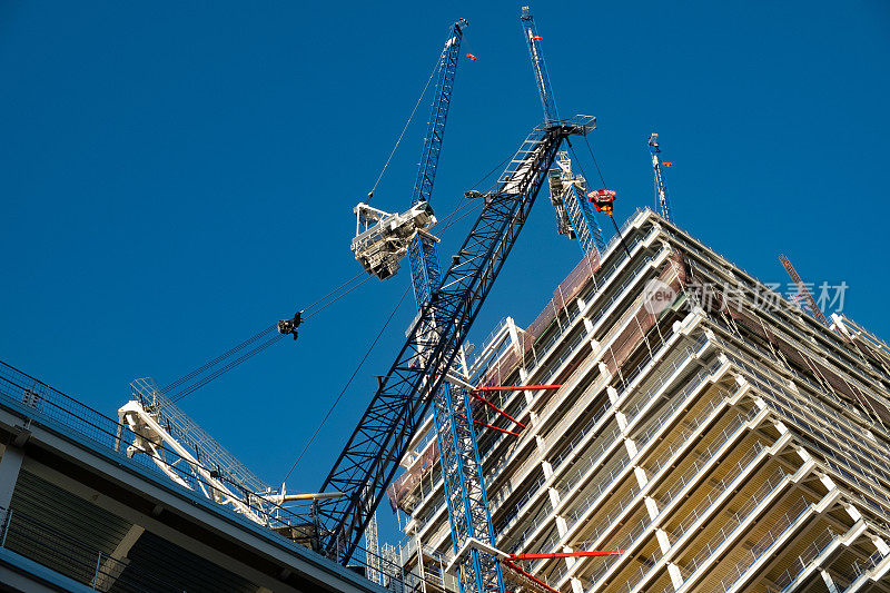 新型建筑施工现场的起重机