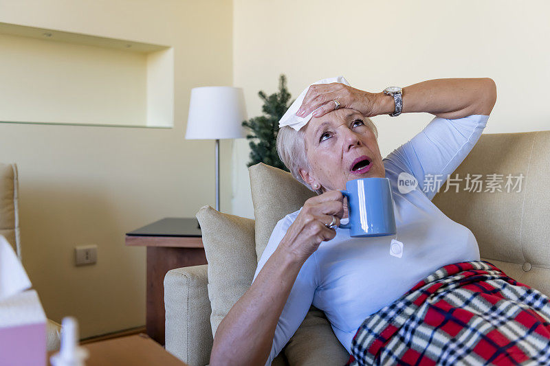 患流感躺在家里的老年妇女