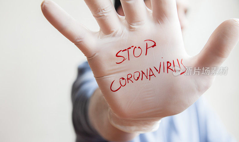 戴手套发出冠状病毒警告通知的医生(covıd-19)