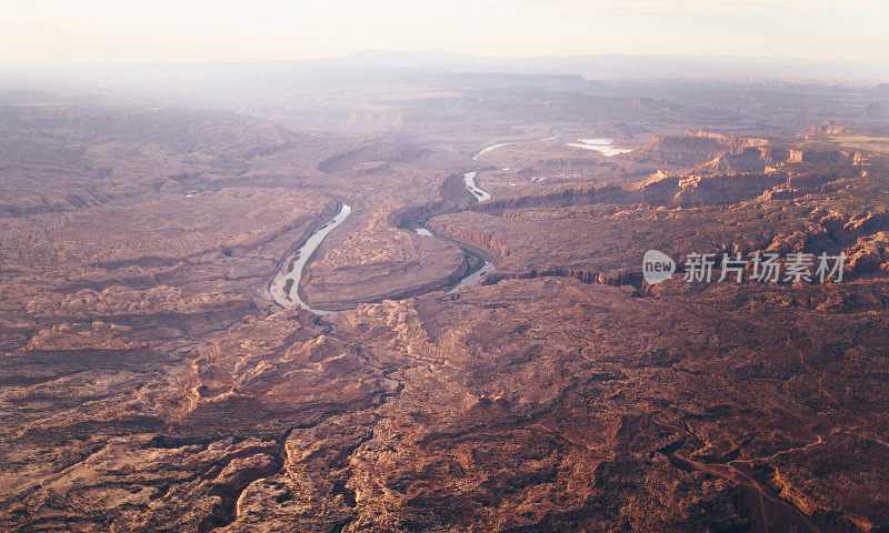 犹他州摩押附近科罗拉多河的鸟瞰图