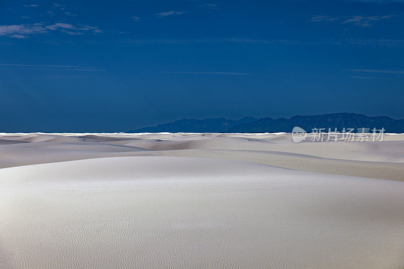 美国新墨西哥州白沙国家纪念碑美丽的沙丘和壮观的山脉