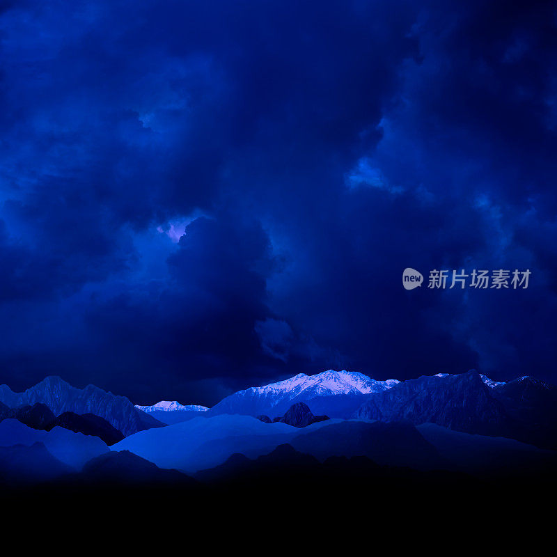 令人毛骨悚然的雪山夜景