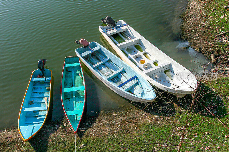 一些船停泊在墨西哥南部瓦哈卡的米格尔阿莱曼湖