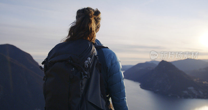 女性徒步旅行者在湖泊和欧洲阿尔卑斯山上行走