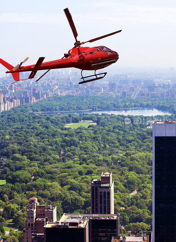 乘坐直升机游览纽约中央公园。