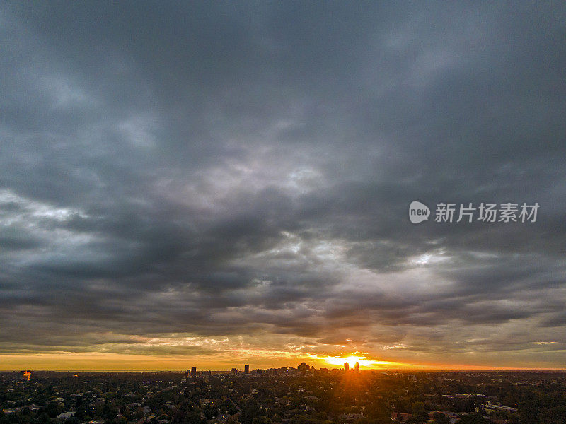 城市景观:夕阳与阳光从阿德莱德的东部郊区CBD