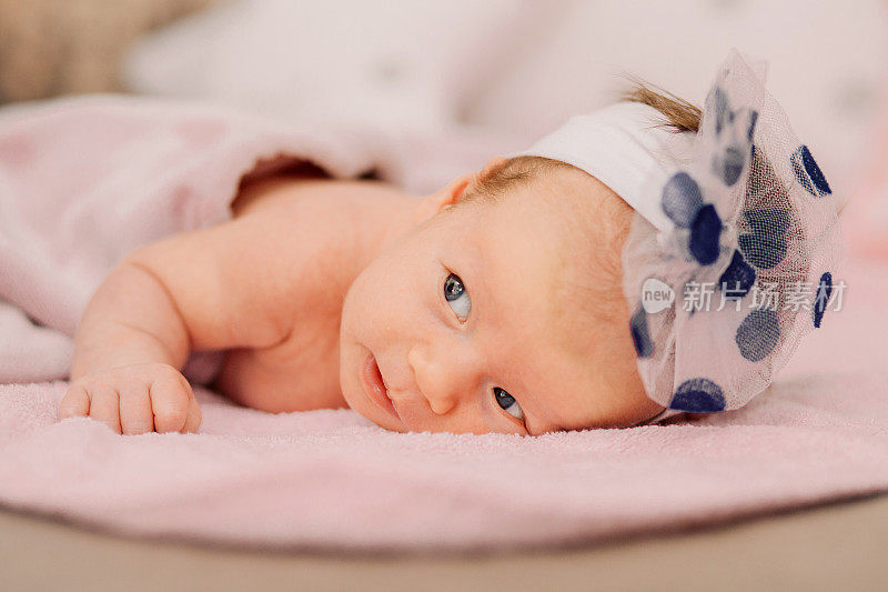 刚出生的蓝眼睛女婴