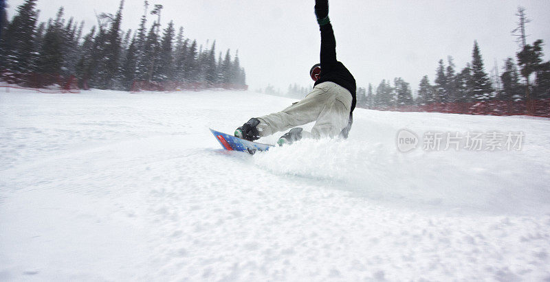 在科罗拉多州博尔德附近的埃尔多拉滑雪度假村，一名穿着全套冬季装备的滑雪者停在滑雪道上喷雪(“斜线喷雪”)