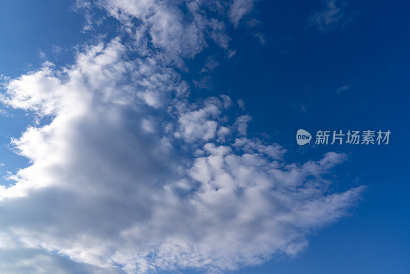 蓝天和云朵的特写。蓝色的天空背景