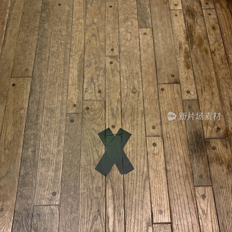 地板上的X表示社交距离