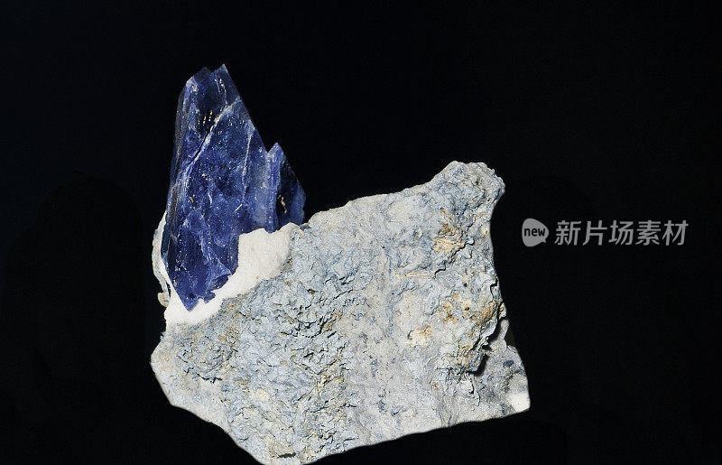 Benitoite是一种罕见的蓝色钡钛硅酸盐矿物，发现于热液蚀变的蛇纹岩中。