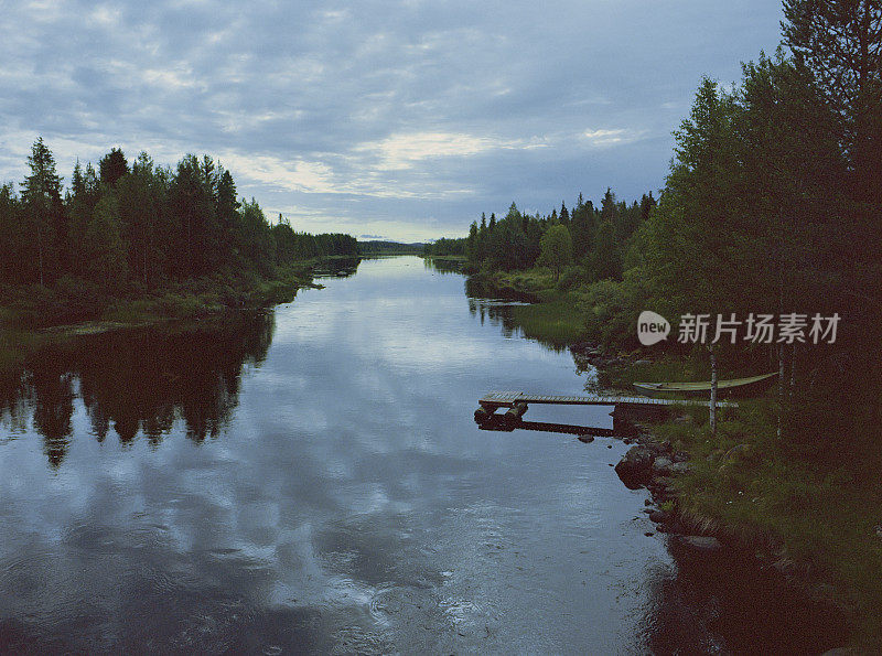 日落时的湖景