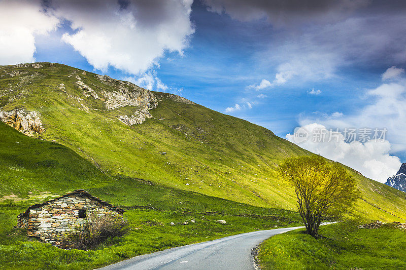 伊泽兰坳:法国阿尔卑斯山脉上的山路和绵延起伏的风景-法国的萨伏伊