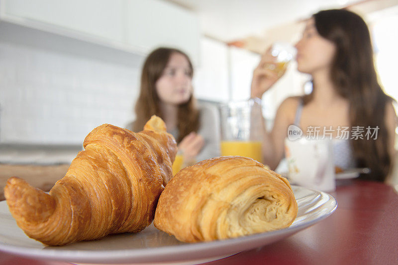 青少年吃法式早餐