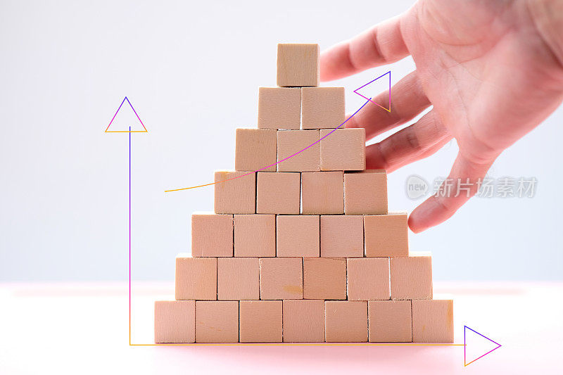 木方块为业务图标和业务概念增长成功的过程和计划增长和增长的积极指标在他的业务