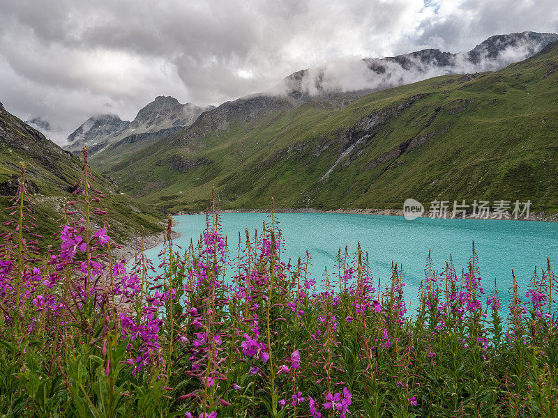 壮丽的莫伊里冰川日出，阳光照耀山峰