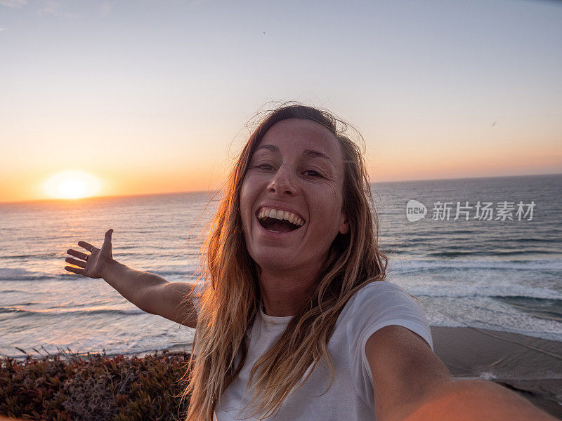 一名女子在葡萄牙悬崖上自拍，海景