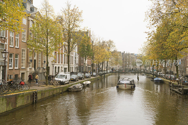 阿姆斯特丹的城市景观与运河和桥梁在荷兰