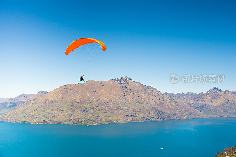 新西兰皇后镇和瓦卡蒂普湖山脉上的滑翔伞。