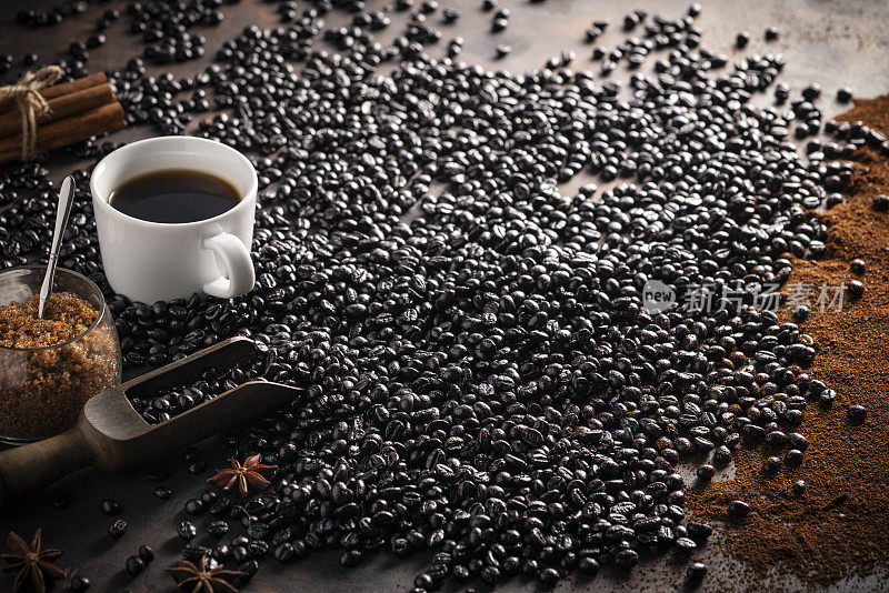 黑咖啡豆和木勺、咖啡杯