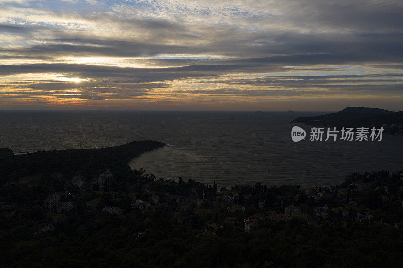 令人惊叹的日落鸟瞰海面