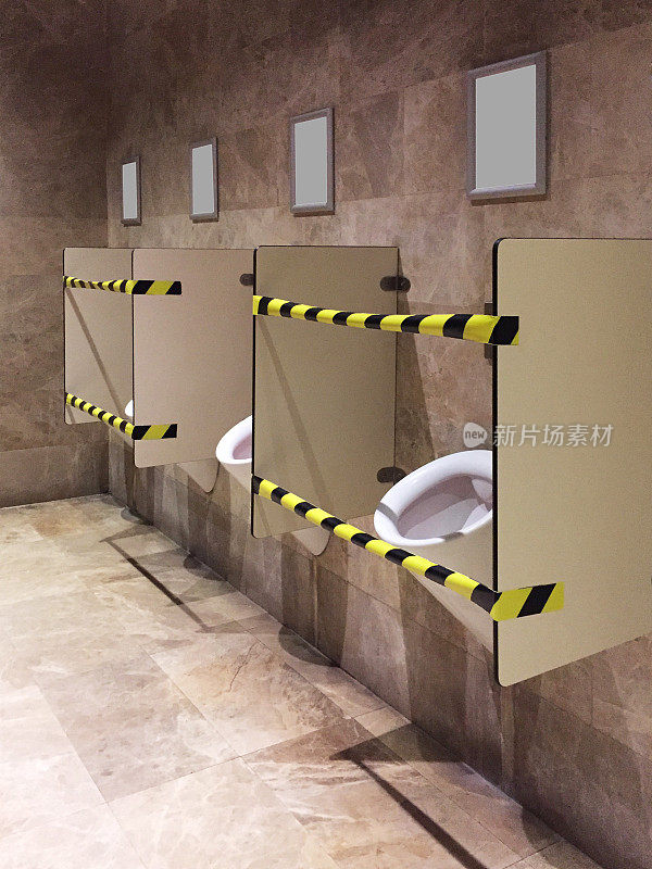 在公共厕所，厕所，小便池保持社交距离