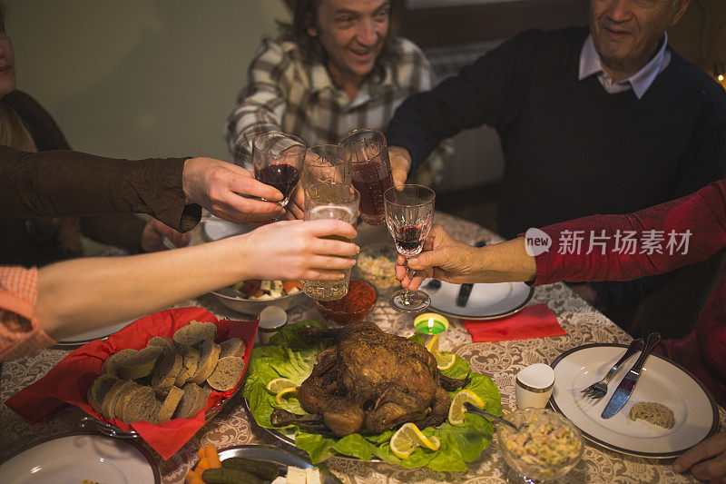 感恩节晚餐时家人在家里敬酒