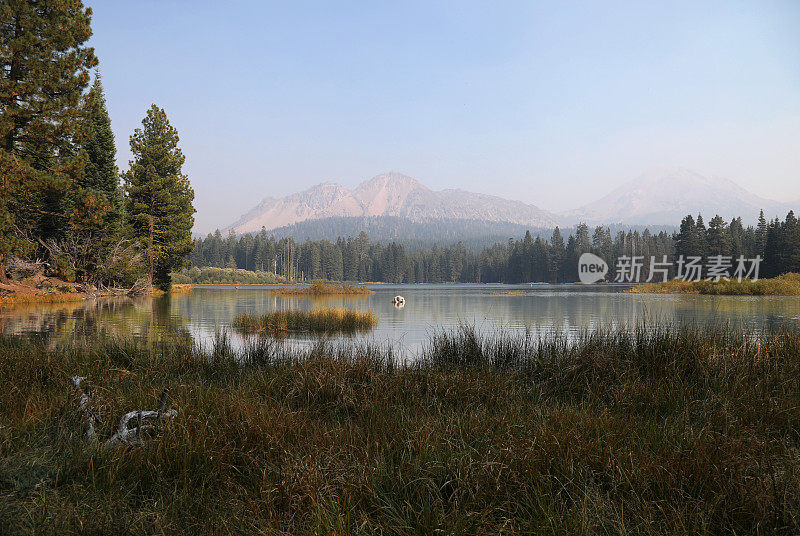 拉森火山国家公园的曼萨尼塔湖