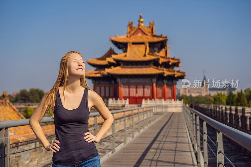 在中国度假。紫禁城的年轻女子。去中国旅游的概念。72小时免签过境，144小时在中国