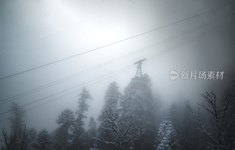 雾中的滑雪缆车