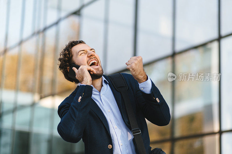 商人打电话庆祝成功