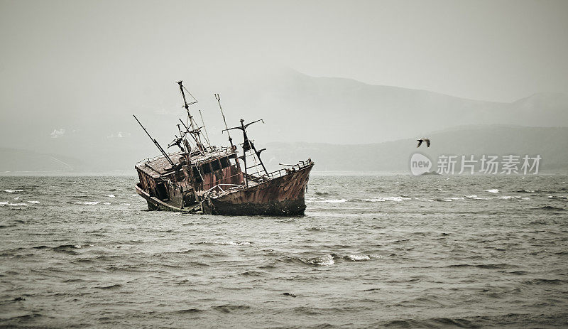 在千岛群岛，国后岛海岸的旧船难，阴沉的天气