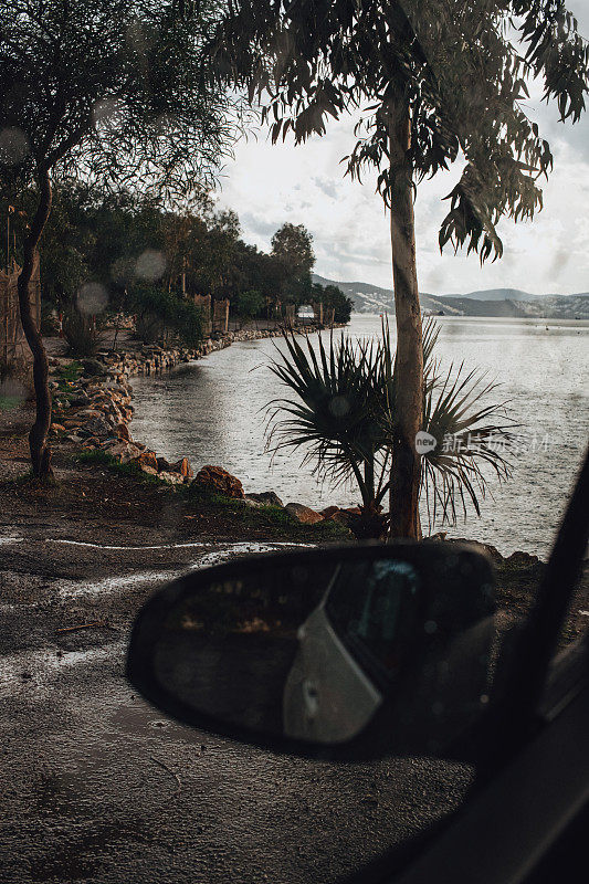 雨中车里的海景