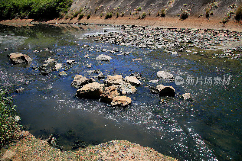 卡穆鲁吉河的污水渠