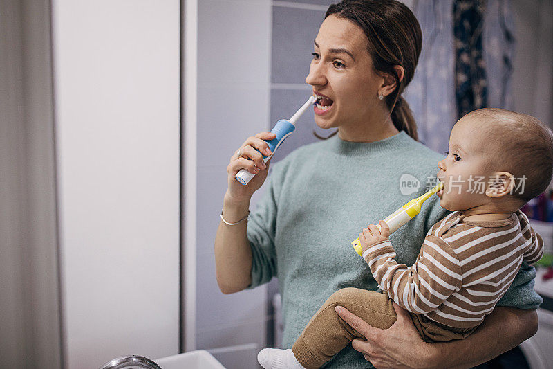 快乐的妈妈教儿子刷牙