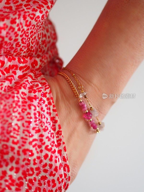 粉色豹纹礼服上镶有玫瑰水晶和粉色珠链