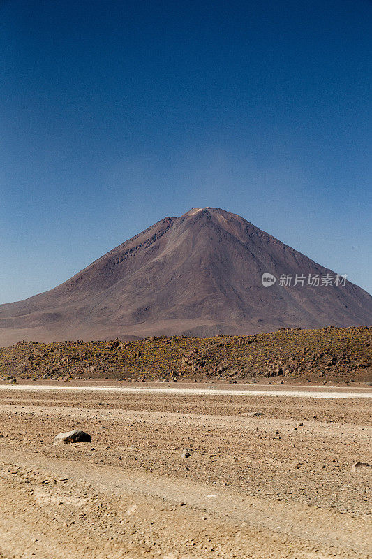 在玻利维亚Altiplano的拉古纳佛得角附近的火山