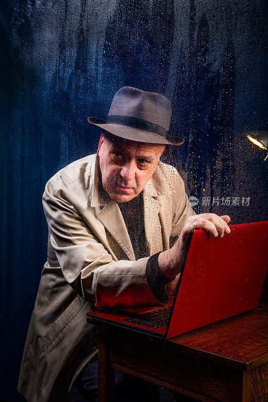 隐藏在地下室，高级白帽黑客使用笔记本电脑发送邮件注入勒索软件恶意软件的身份诈骗