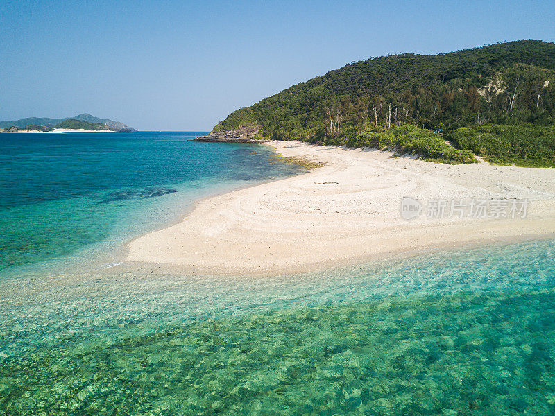 原始的岛屿海滩和海洋。从上面的札米岛