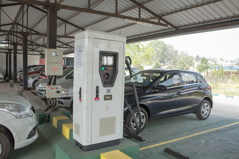 由卡纳塔克邦政府在其位于印度迈苏鲁的厂房内建立的电动汽车充电站。