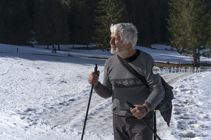 老年人帕金森氏症患者在斯洛文尼亚春季越野滑雪