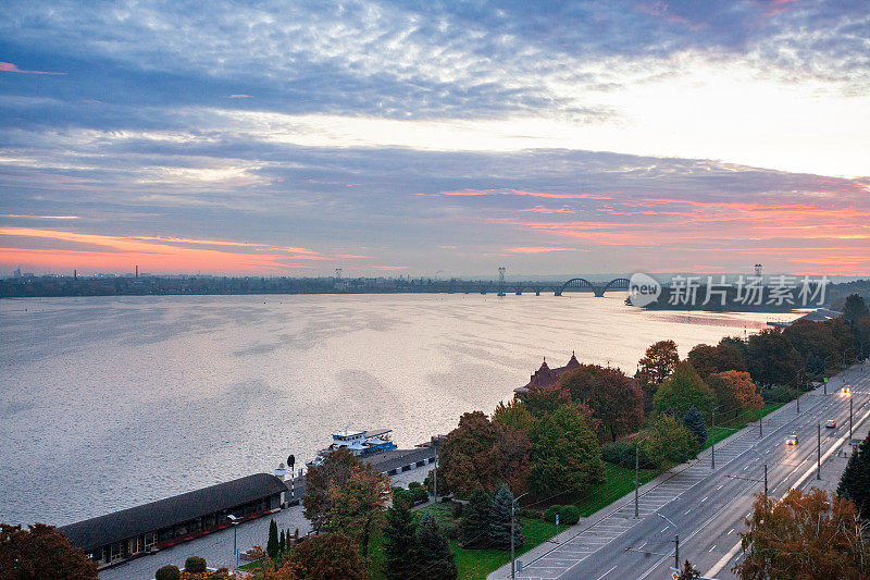 日出的城市景观，乌克兰大城市第聂伯罗在乌克兰受欢迎的旅游景点