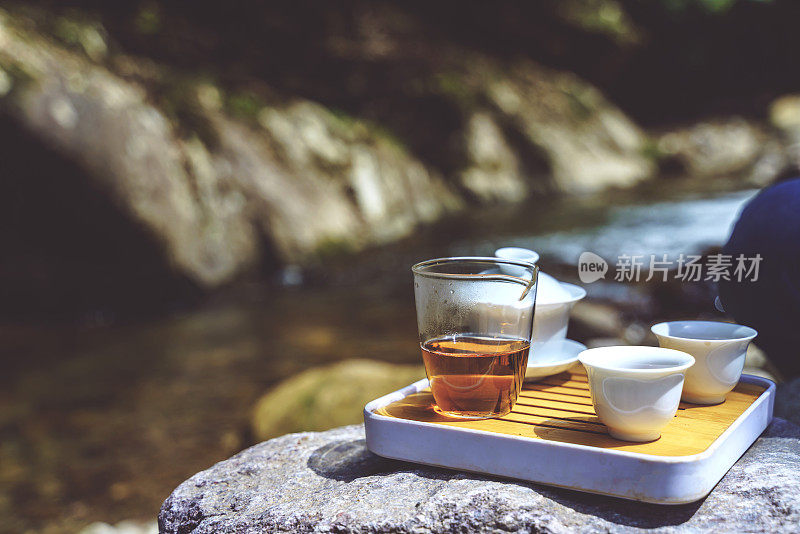 户外野餐茶，山泉水