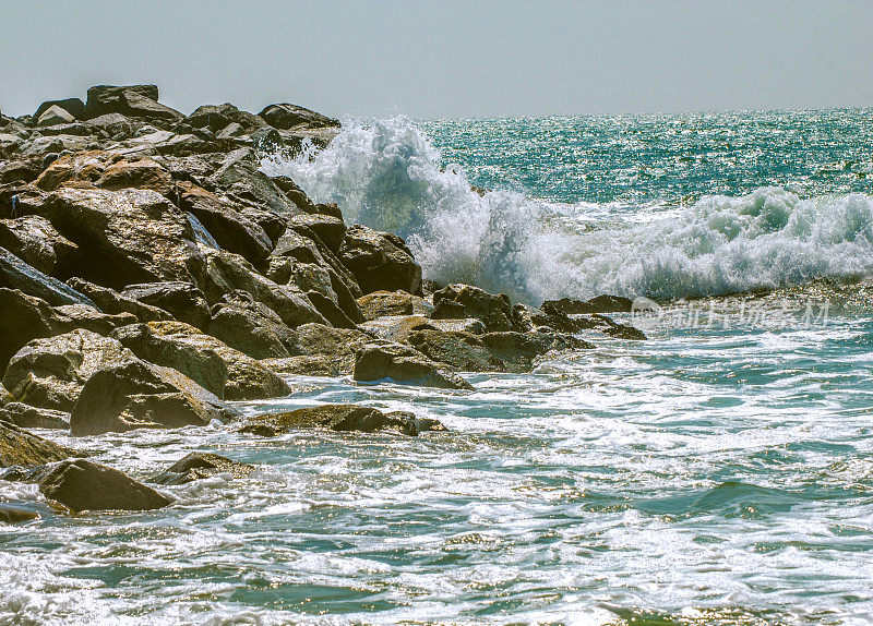 海浪拍打着海岸的岩石