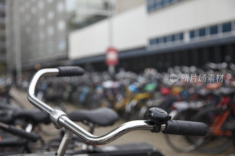 特写自行车在阿姆斯特丹的一个停车场