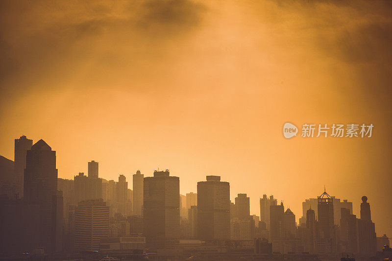 阳光下的香港岛摩天大楼