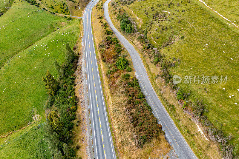 拉姆斯登-迪普顿公路和牧场视图，公路旅行在约瑟夫维尔，南岛，新西兰州公路6号