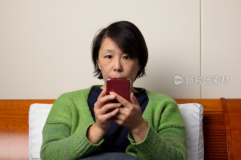 一个女人在床上看手机